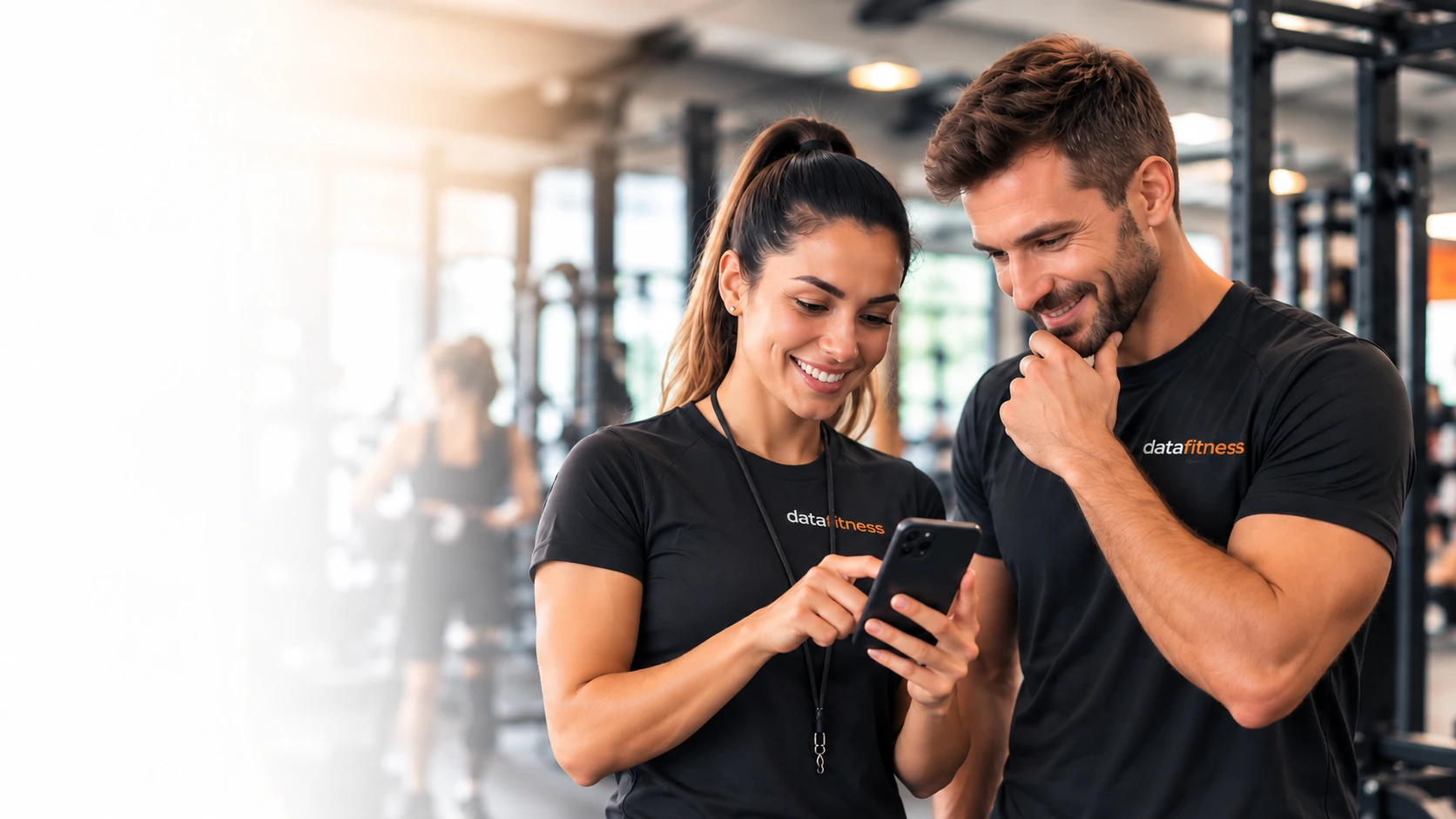 Gestor e professor utilizando celular em uma academia
